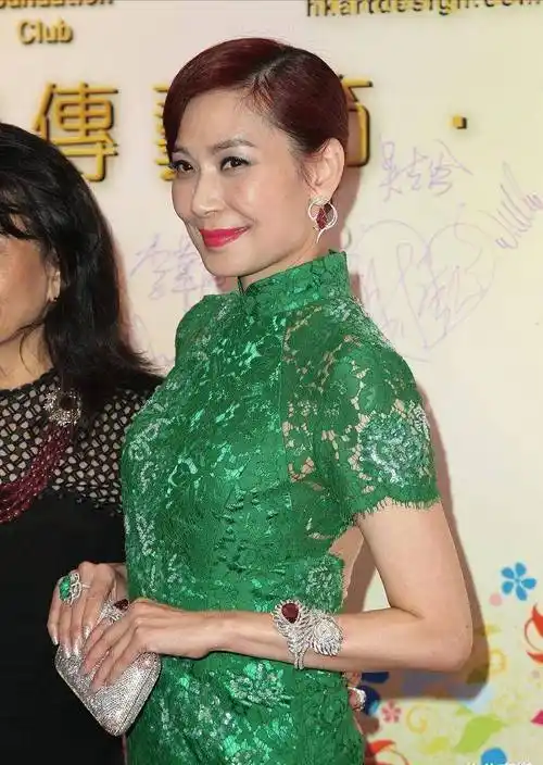 邝美云越老越时髦,穿绿色时尚礼服浪漫精致,57岁依旧时尚万种_黑色