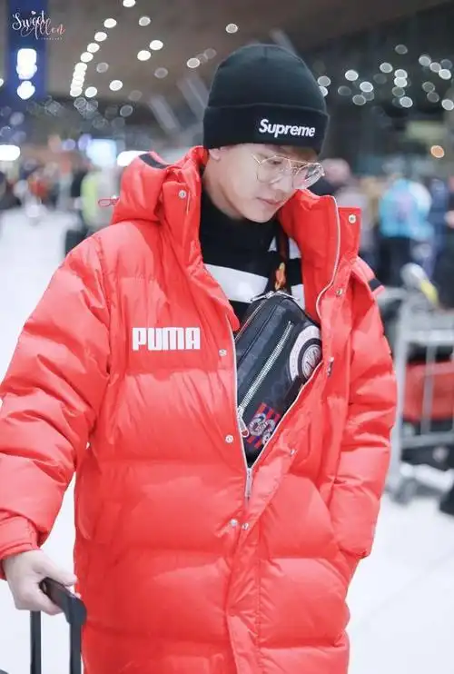 240105任嘉伦机场造型获赞粉丝热议青春潮流风