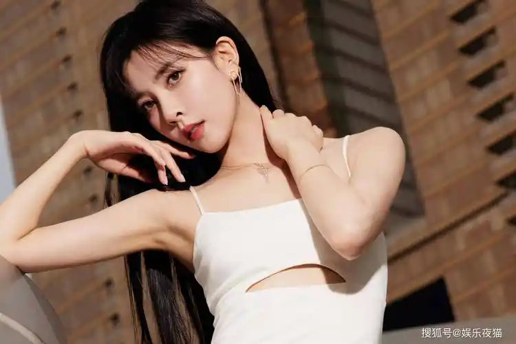 宋妍霏写真一袭白色吊带紧身裙身姿妖娆