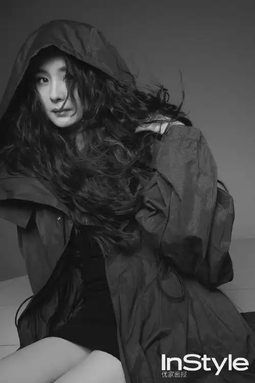 杨幂超话杨幂 xinstyle优家画报两封大片全部释出,羊毛卷造型复古又
