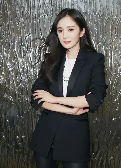 杨幂宣布离婚后首度公开亮相 西装笔挺干练颜值超能打