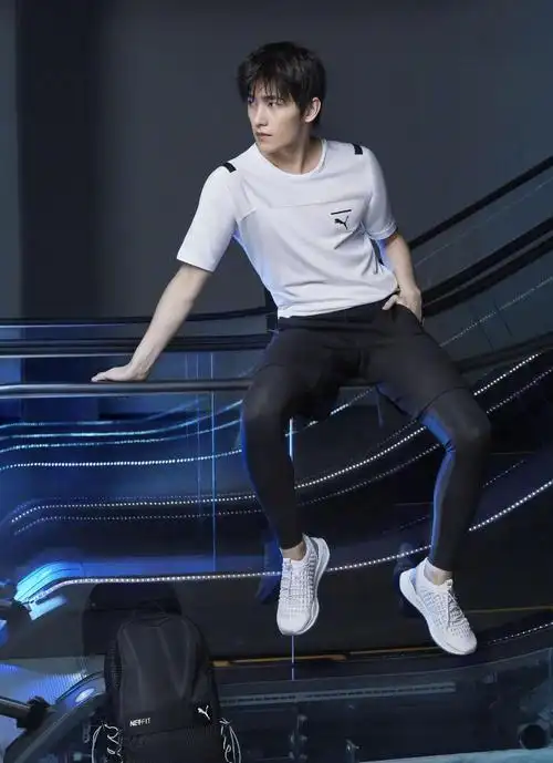 杨洋黑白配运动装凹造型,侧颜性感撩人,粉丝却惊呼:太危险