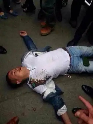 网友称温州苍南发生城管打人事件 引民众围观