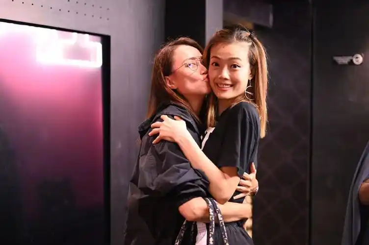 原创容祖儿出道22周年,经纪人霍汶希晒二人亲昵合影,尽显姐妹情深