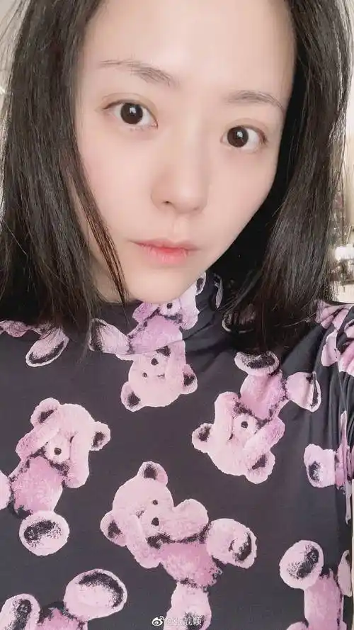 最后两张怼脸的自拍照就更是令人羡慕了,五官精致又清纯,要不是张靓颖