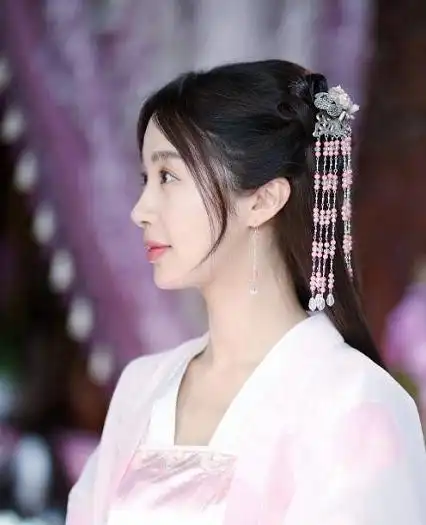古装电视剧中女星珍珠流苏钗装扮,网友:邓莎果然还是现在好看!