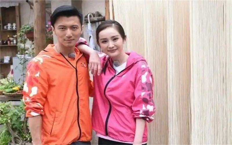 杨幂骑在谢霆锋的肩上:注意他的手部位置,暴露真实人品