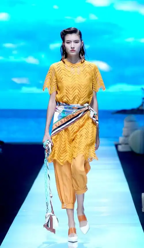 10月9日,模特在展示xg2020夏季时装.