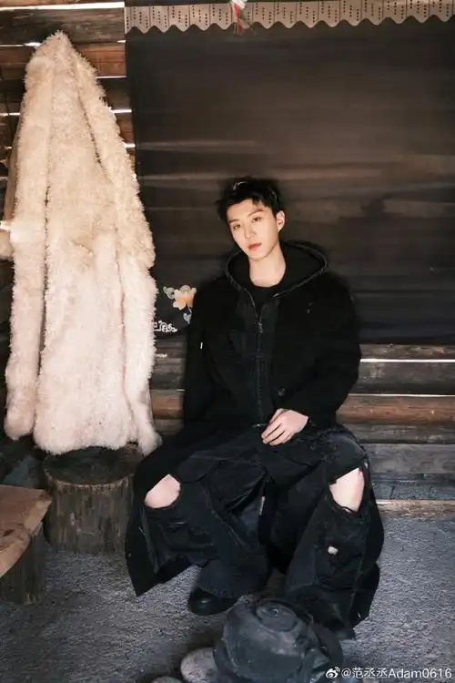 范丞丞白色挑染#谁给范丞丞做的发型简直太帅了吧!给老师加鸡腿!