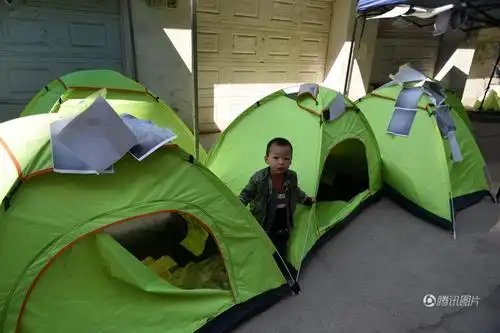 太原6年楼房变危楼积墙体开裂地基沉陷 居民院内搭帐篷居住