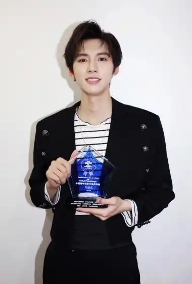 邓超元公益活动照帅气图片46