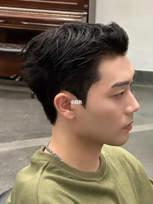 这款韩系简约小背头非常好打理很适合平时喜欢简约的男生这款发型只