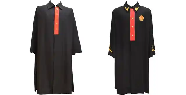 2000式法官袍(左)和2010式法官袍(右)