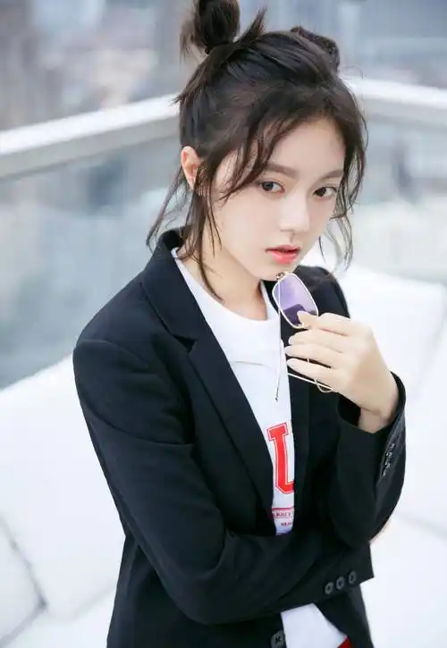 原创赵今麦偷穿大人衣服了未成年就穿西装看着却很时尚