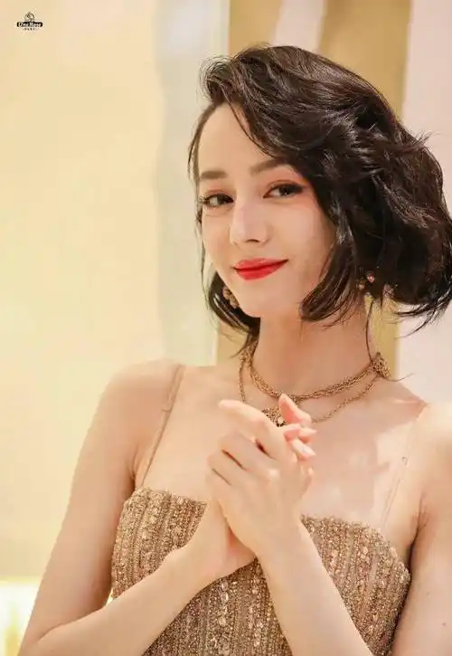 表示为了拍摄《安乐传》而呆在横店三个月的热巴,终于在14号下午"出关