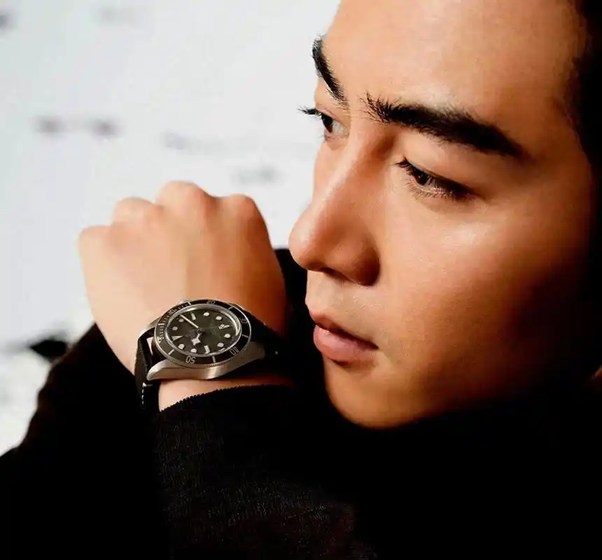 陈晓当阿迪大使后上赤色晚会"洗白"?穿西装央视脸帅翻,超冷艳