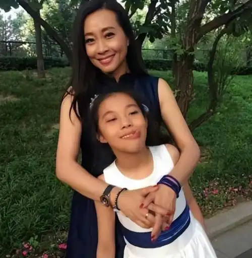 她曾5上春晚和潘长江范伟一同搭档丈夫去世后无奈淡出舞台