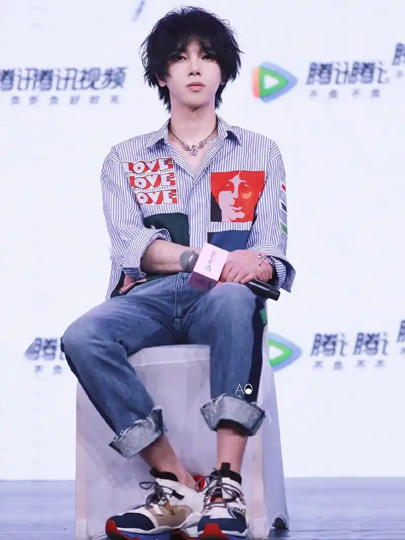 华晨宇又帅气了,一身潮装配日系烫头,腿长不像172cm的人!