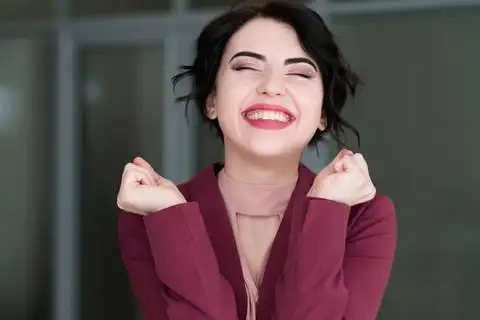 情绪面微笑的女人高兴自己满意