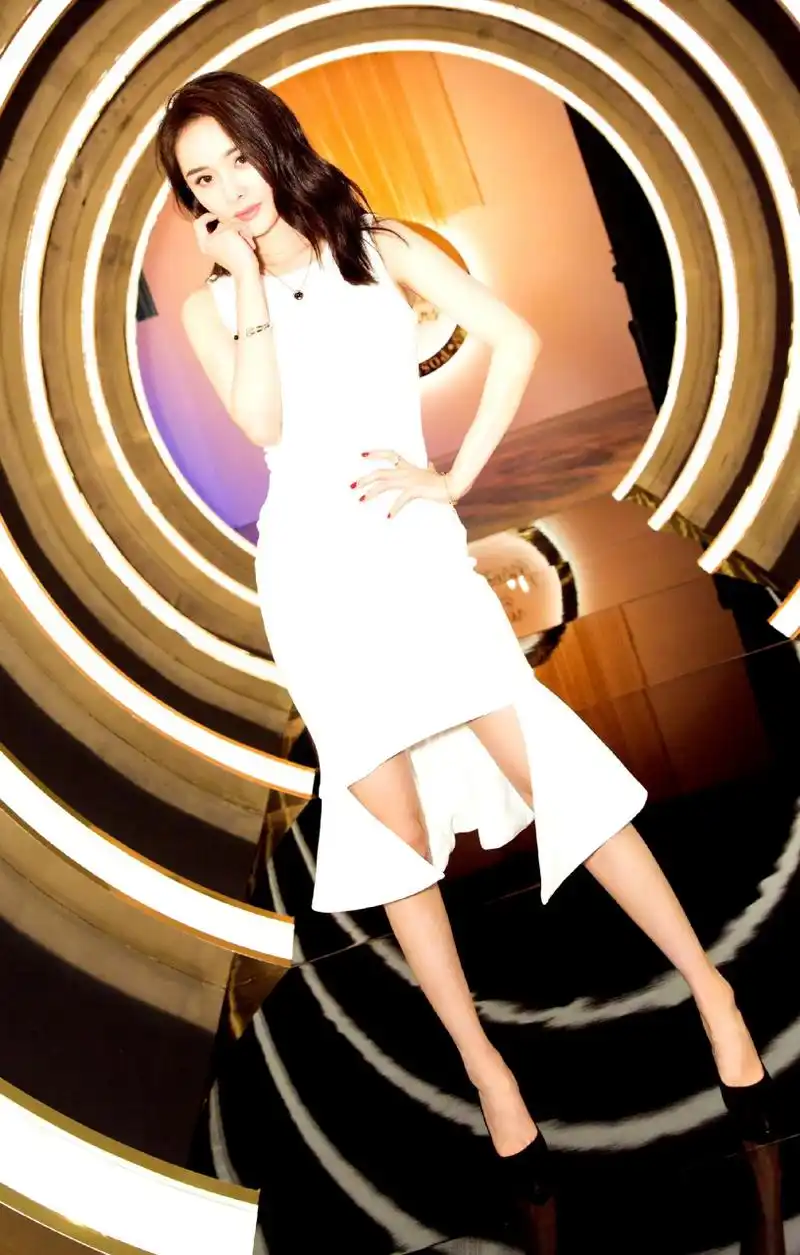 杨幂白色礼服优雅图集