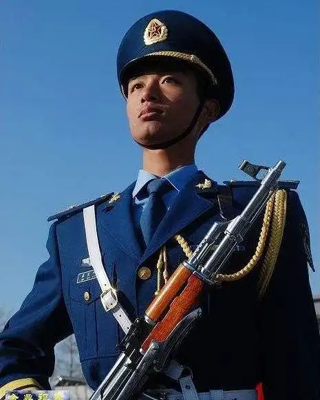 组图中国最帅的80后军人刚毅面孔天使心灵