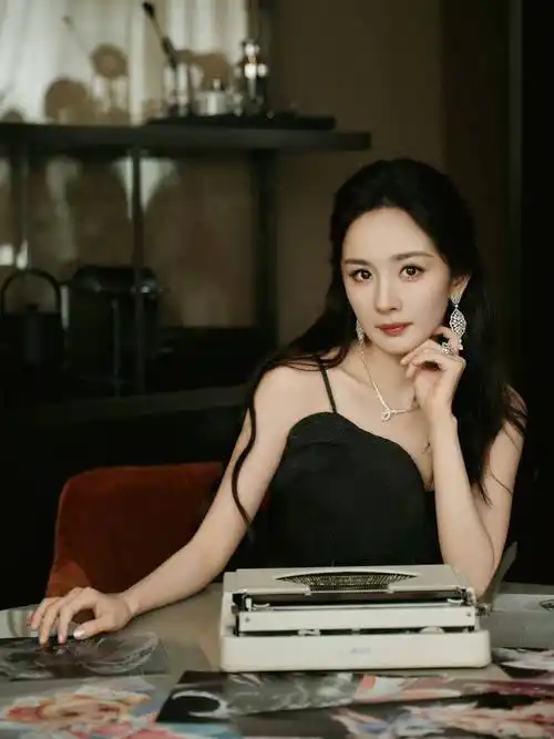 杨幂全球高定首穿!开叉亮片裙秀出漫画腿,扎单侧马尾辫嫩如少女