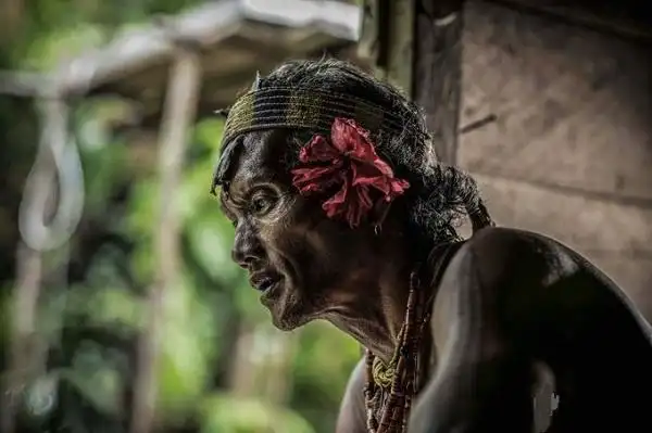 最彪悍的原始部落热爱纹身且不爱穿上衣女人以尖牙为美