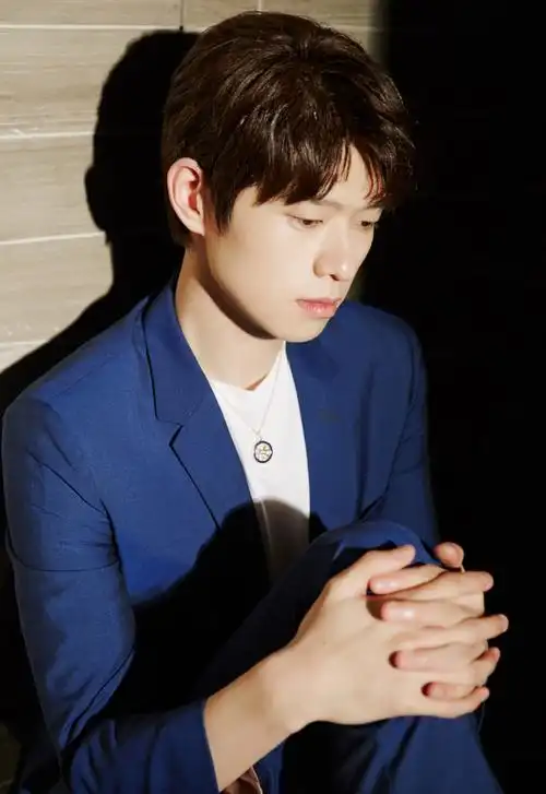 明星图片 大陆 男 魏大勋 > 魏大勋蓝色西装帅气写真图片(6/7)上一