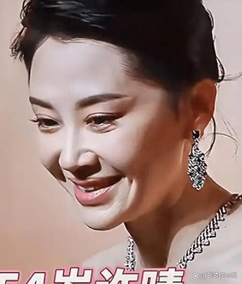 许晴54岁,活动生图流出!白皙肌肤显大妈风范?