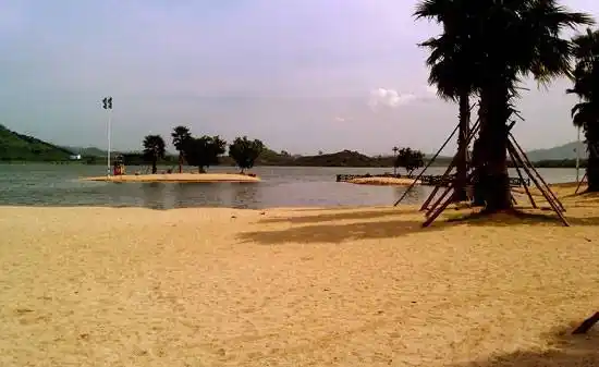 阳光沙滩是位于松山湖生态景区内的经典景点之一,是游客