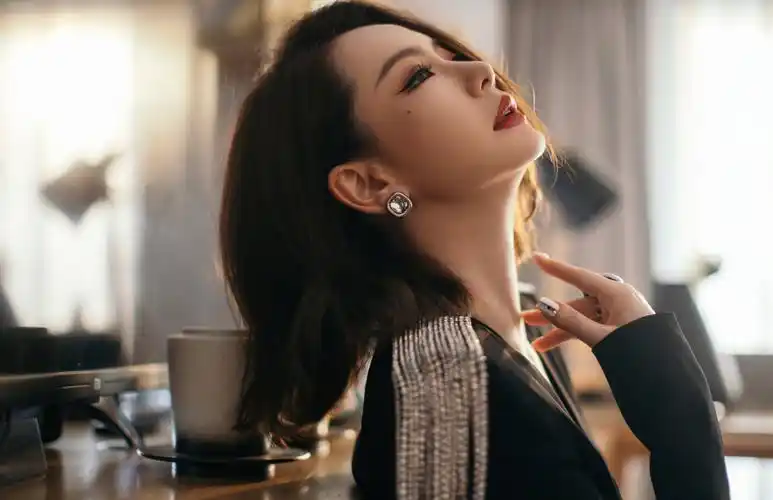 戚薇穿黑色紧身长裙秀完美曲线 短发利落眼神霸气