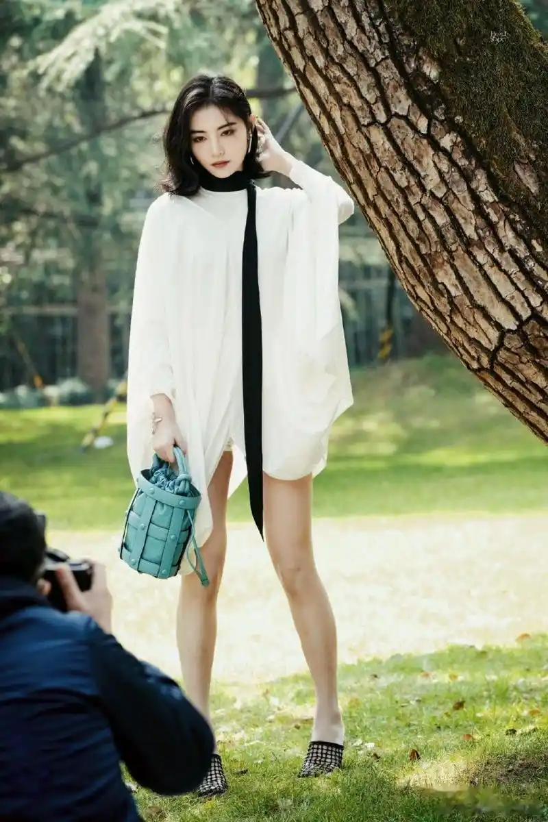 许佳琪春日外景拍摄这套衣服算是把腿展示的明明白白了