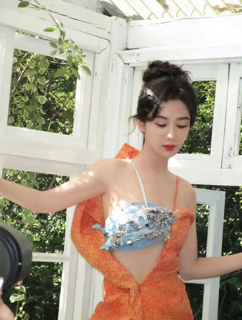 杨紫,橘色吊带裙,一抹蓝色尤其性感!