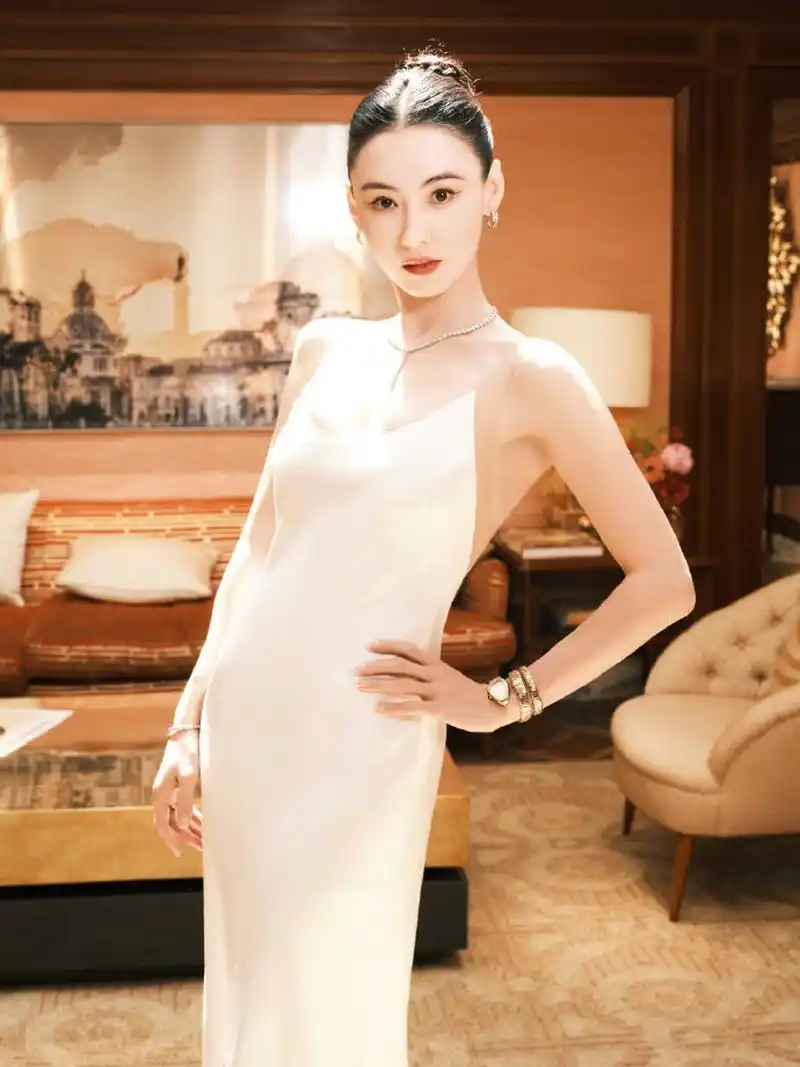 年轻时候的张柏芝被形容为「高,眉目如画」,在电影里只要出场就是风景