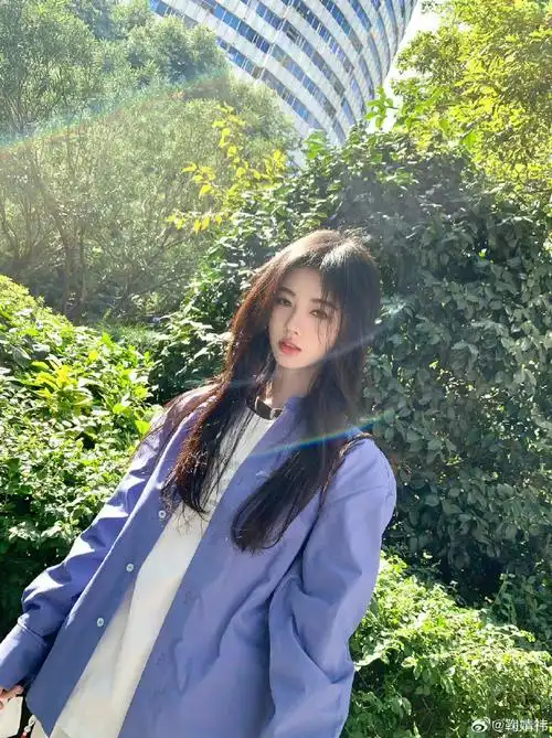 鞠婧祎多巴胺氛围感穿搭