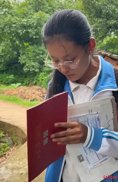 农村姑娘进城上学被人围着扇耳光(乡村女孩收录取通知书时正在割猪草)