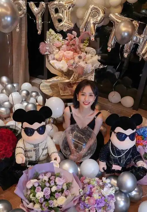 佟丽娅大办生日宴,陈思诚又来抢风头,她穿吊带裙照样开心庆生