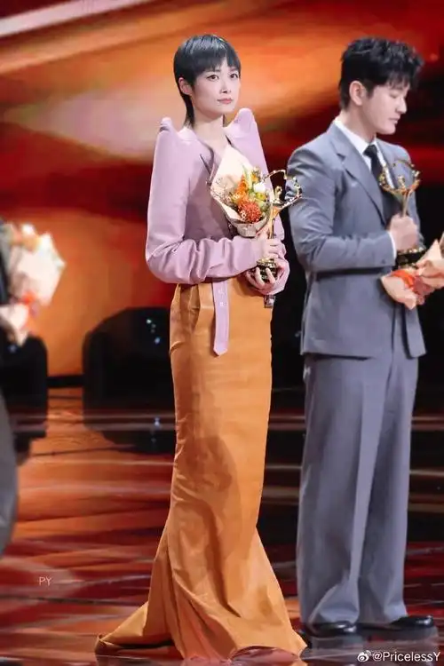李宇春微博影响力音乐人##李宇春被裙子封印住了##微博之夜