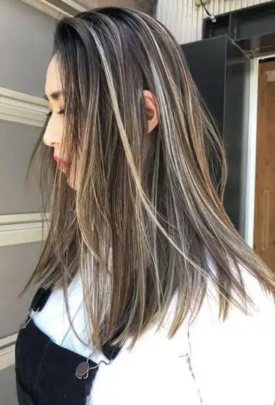 女生非主流挑染头发打造潮流发色释放出霸气风采