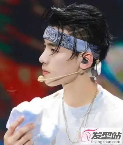 男生两道杠刻痕发型 吸睛帅气潮男都这样剪