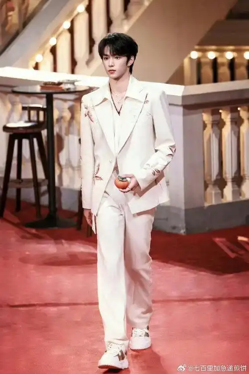 我在疯狂存今晚刘耀文的饭拍,照片是如此直观传递出颜值的力量