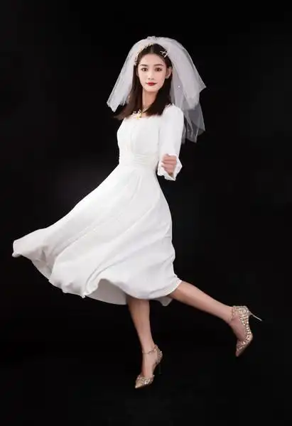 81婚纱照女性单人人像5819婚纱店女售货员090给新娘穿婚纱的过程.