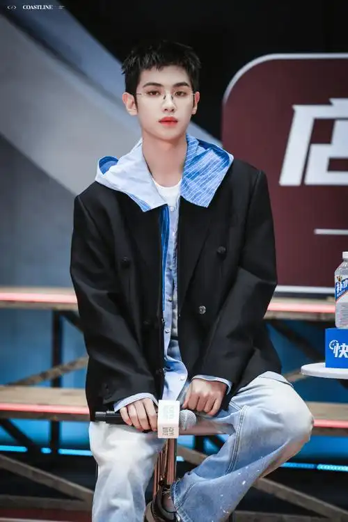 我在横店打篮球#戴眼镜的黄明昊,可爱又帅气,集青春男大与斯文败烙谮