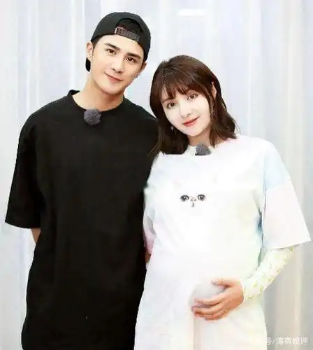 姜潮情人节晒照片,麦迪娜穿睡衣素颜出镜,但抢镜的却是头皮屑!