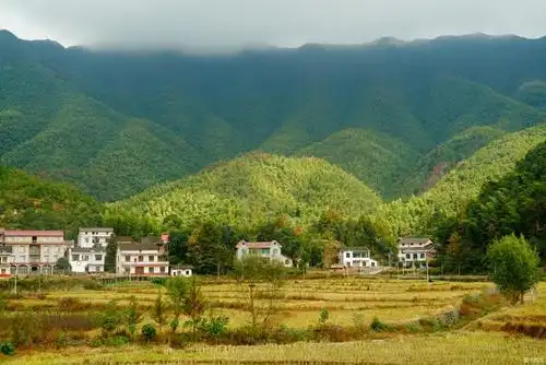 大山深处的新农村.