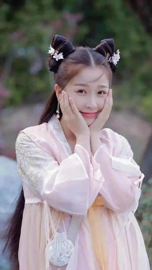 还有人气女团成员,演过《少主且慢行》田三七的虞书欣.