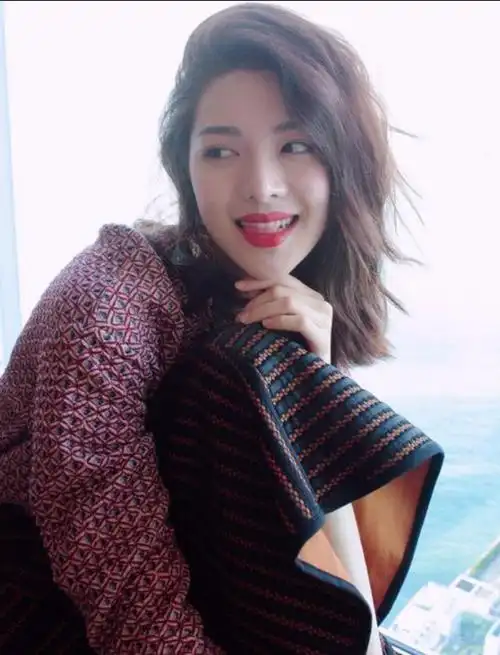 30岁的她想不火都难,她就是钟楚曦,接下来讲述演员钟楚曦的背后故事