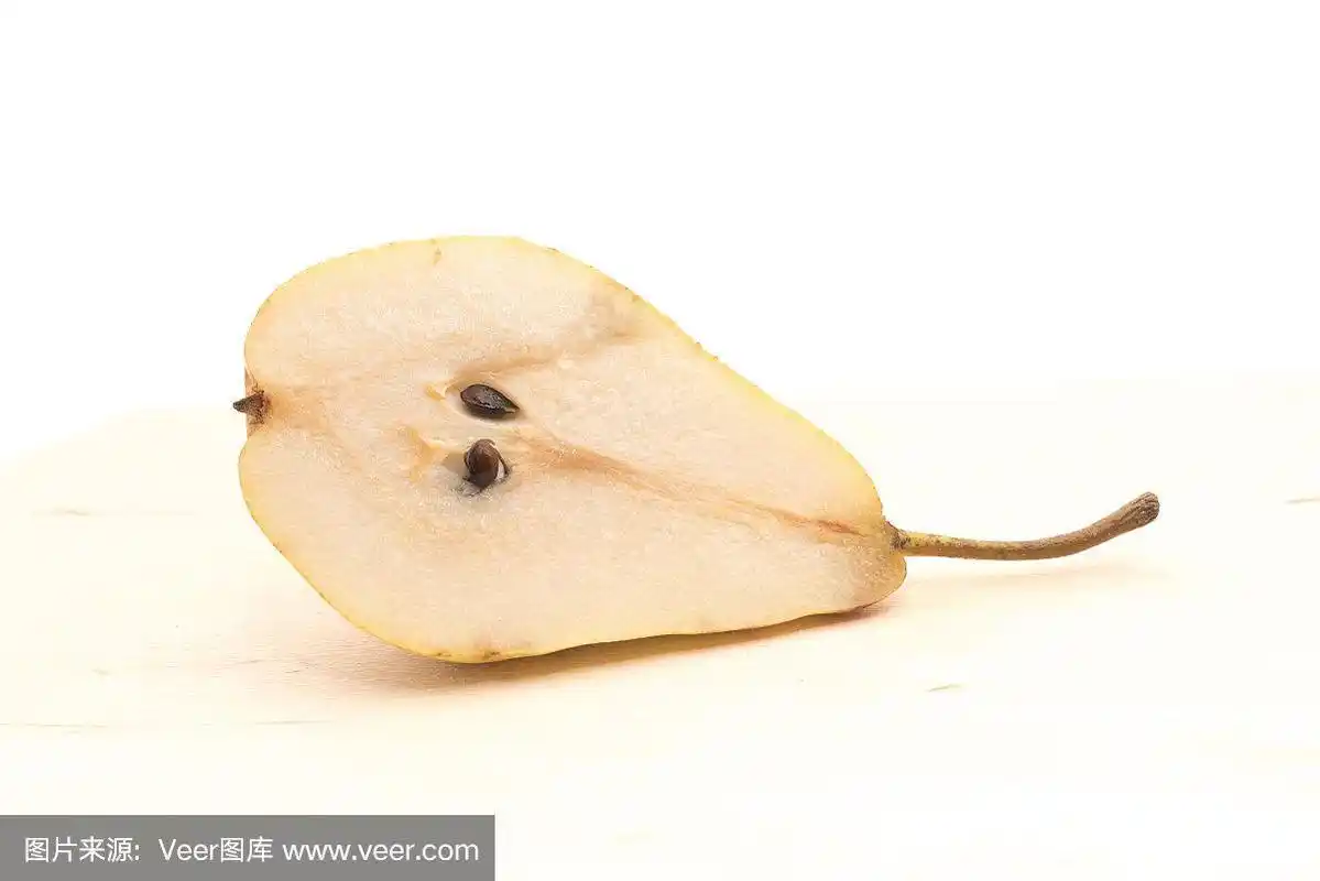 梨子在一个切割孤立在白色的背景