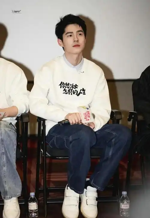 刘昊然跟周冬雨分手后,颜值回春,少年感满满|男神|张子枫_网易订阅