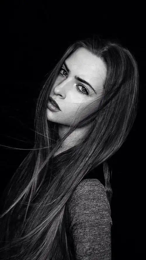 欧美率性不羁美女黑白写真图片手机壁纸